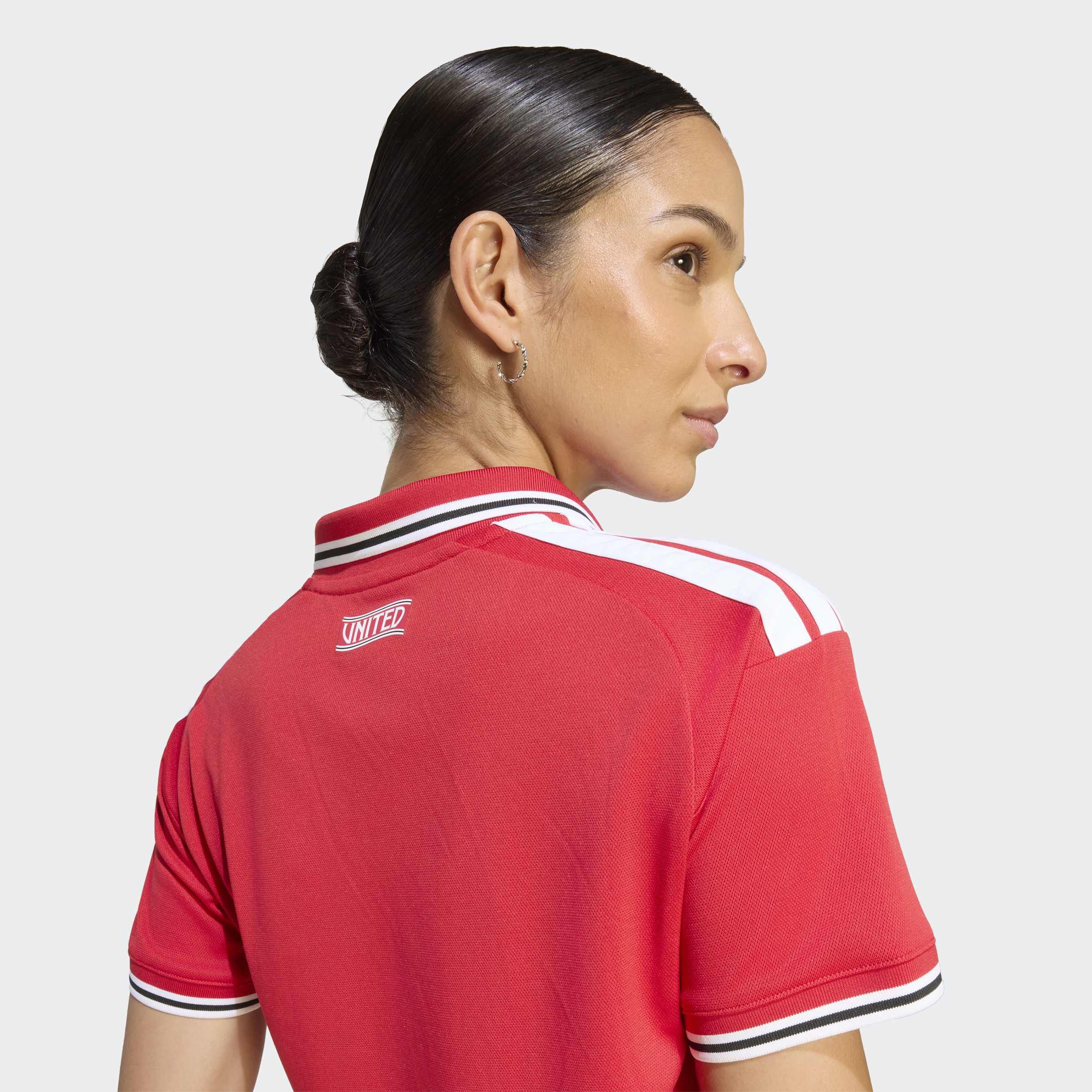 manchester united 2026/27 home shirt cropped, red and white, back view on model
