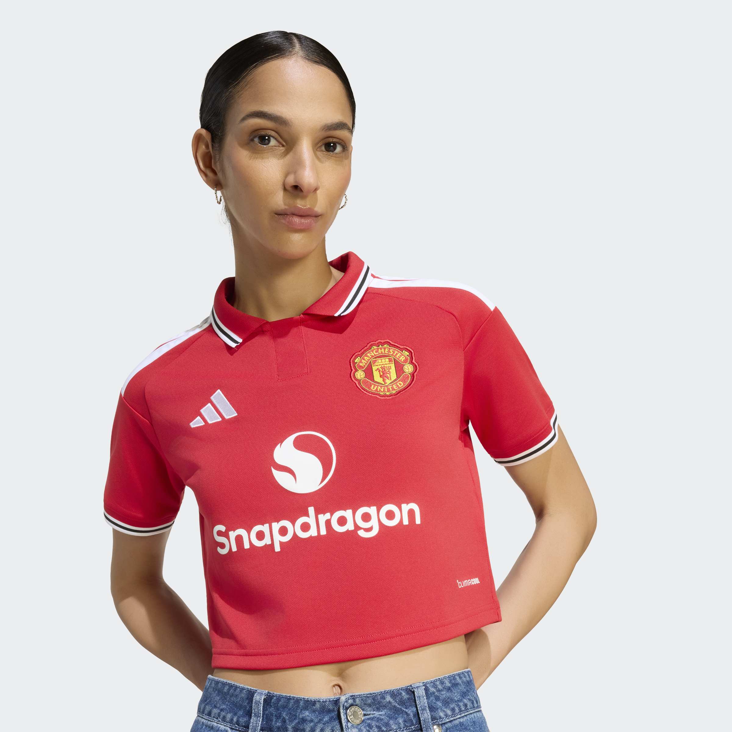 manchester united 2026/27 home shirt cropped, red and white, front view on model